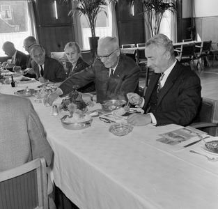 856321 Afbeelding van de genodigden tijdens de lunch in het N.V.-huis te Utrecht ter gelegenheid van de officiële ...